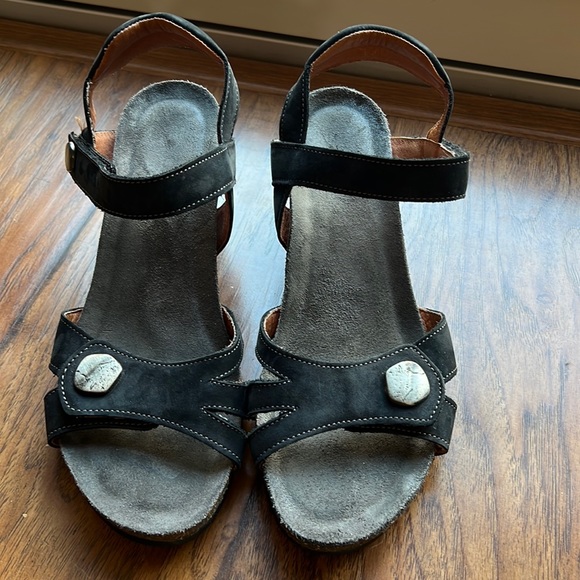 Taos Charade 5574 Strappy Wedge Sandals Black suede /leather Size 40 US 9-9.5 - Picture 1 of 6